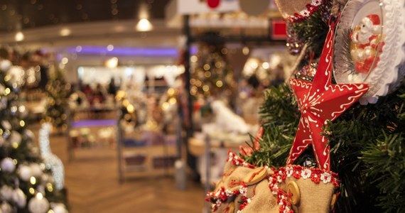 Wigilia Bożego Narodzenia, która w tym roku przypada w niedzielę, ma być objęta zakazem handlu - o takiej propozycji poinformowała Kancelaria Prezesa Rady Ministrów. Handel będzie mógł się natomiast odbywać w niedzielę 10 grudnia do godz. 14.