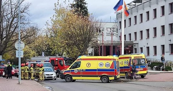 Osobowe suzuki potrąciło dwie policjantki na przejściu dla pieszych w Mielcu. Kobiety trafiły do szpitala a funkcjonariusze wyjaśniają okoliczności zdarzenia.