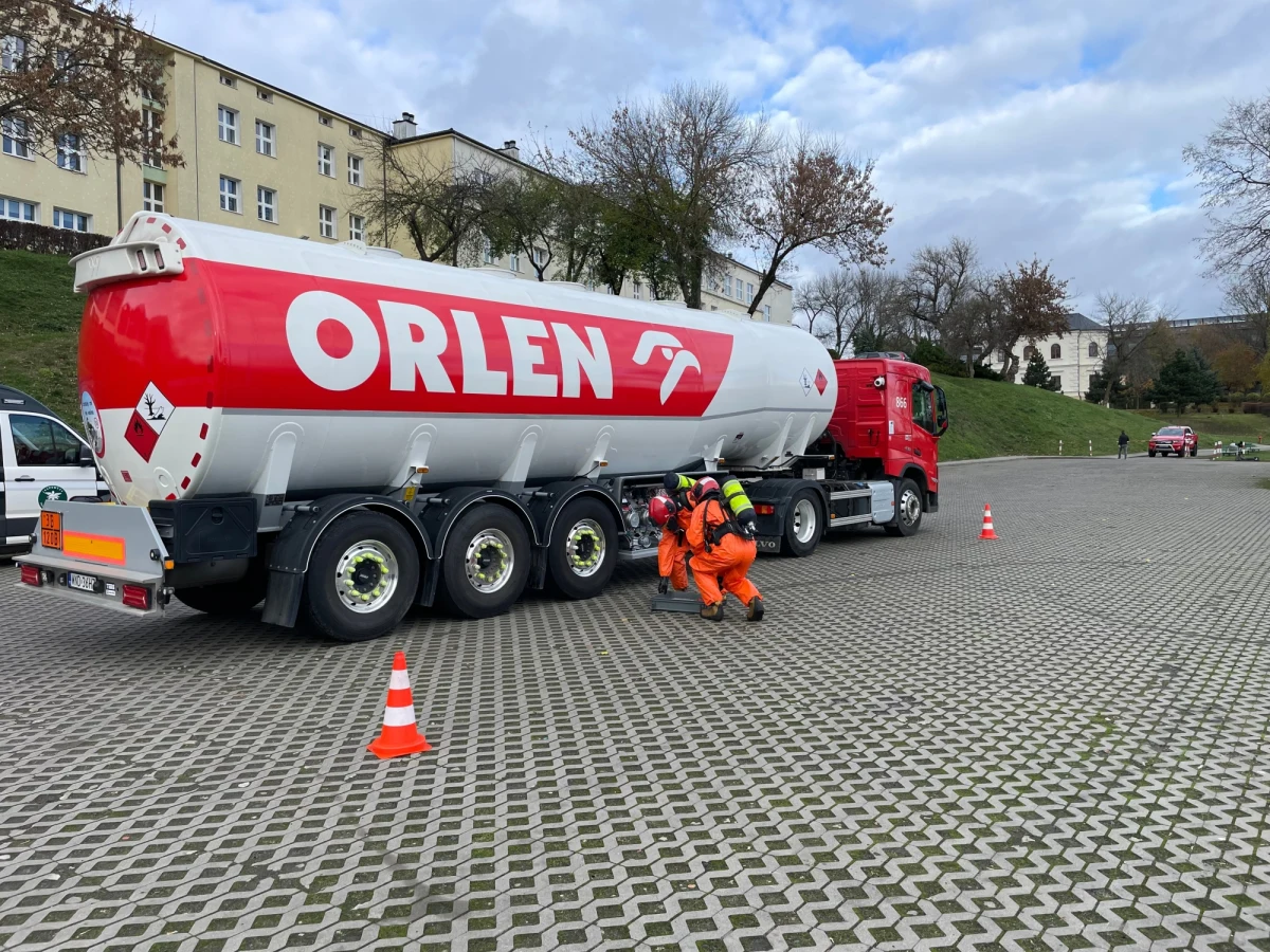 Cysterna z benzyną rozszczelniła się w campusie Politechniki Lubelskiej. Strażacy zabezpieczyli uszkodzenie. Na szczęście nikomu nic się nie stało. Na szczęście to tylko ćwiczenia !!!