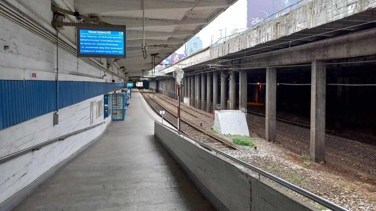 To może być koszmary poranek dla pasażerów WKD. Na środowy poranek zaplanowany jest strajk pracowników tego podmiejskiego przewoźnika. Między 6.00 a 8.00 ruch pociągów ma zostać całkowicie wstrzymany.