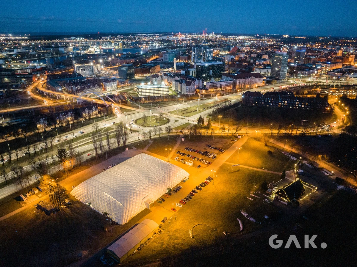W piątek oficjalnie otwarty zostanie sezon na miejskim lodowisku na Placu Zebrań Ludowych w Gdańsku. Tymczasowy obiekt co roku cieszy się niezwykłą popularnością. W sezonie odwiedza go nawet 100 tysięcy osób z Gdańska i okolic. 