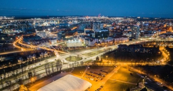 W piątek oficjalnie otwarty zostanie sezon na miejskim lodowisku na Placu Zebrań Ludowych w Gdańsku. Tymczasowy obiekt co roku cieszy się niezwykłą popularnością. W sezonie odwiedza go nawet 100 tysięcy osób z Gdańska i okolic. 