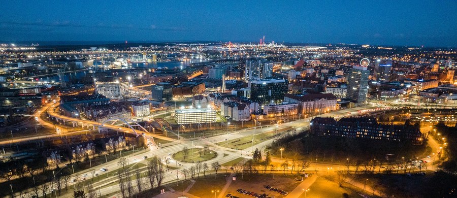 W piątek oficjalnie otwarty zostanie sezon na miejskim lodowisku na Placu Zebrań Ludowych w Gdańsku. Tymczasowy obiekt co roku cieszy się niezwykłą popularnością. W sezonie odwiedza go nawet 100 tysięcy osób z Gdańska i okolic. 