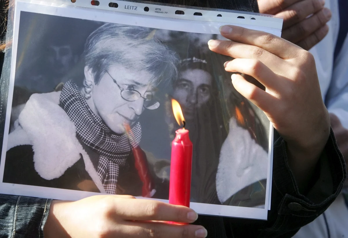 "To potworna arbitralna niesprawiedliwość, profanacja pamięci o osobie zabitej za przekonania i wypełnienie obowiązków zawodowych" – tak rodzina Anny Politkowskiej i "Nowa Gazieta" skomentowały fakt, że jeden z mężczyzn skazanych za zabójstwo słynnej dziennikarki został ułaskawiony przez Władimira Putina. Portal Meduza podał, że Siergiej Chadżykurbanow wyjechał na Ukrainę i jest tam dowódcą rosyjskiego batalionu. 