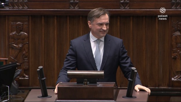 - Liczę na was! Mam nadzieję, że nie okażecie się takimi fujarami, jak za czasów Trybunału Stanu - zwrócił się do posłów PO Zbigniew Ziobro.Szymon Hołownia poprosił ministra, by zakończył swoje przemówienie. Parlamentarzyści PiS zaczęli wówczas głośno skandować: "Regulamin". - Minister Ziobro prosił o czas jako członek rządu i ten czas otrzymał. Ten czas wynosił trzy minuty, dlatego proszę o opuszczenie mównicy - odpowiedział Hołownia.

