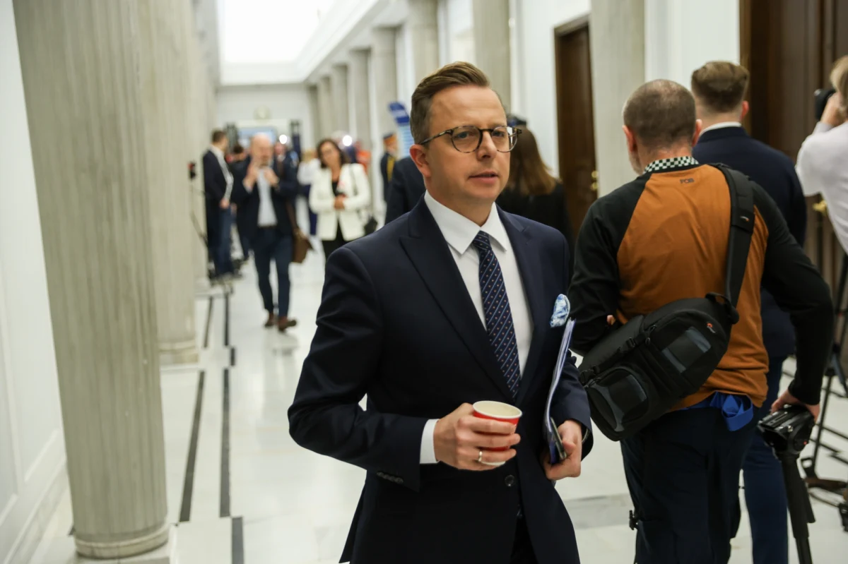 "Odbywa się wielki skok na kasę i na stanowiska. W najbliższym czasie pokażemy (...), co dzieje się w ministerstwach. Jak ludzie PiS dostają ogromne pieniądze" - mówi gość RMF FM i internetowego radia RMF24 poseł KO Dariusz Joński.  