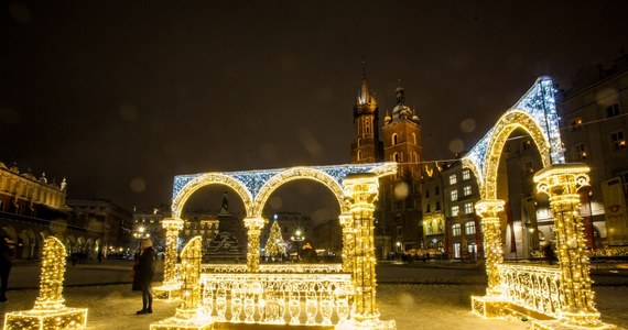 Kraków w okresie świąteczno-noworocznym po raz trzeci rozbłyśnie ozdobami, nawiązującymi do wawelskich arrasów. Ruszała już instalacja pierwszych świetlnych rzeźb zwierząt. Całość dekoracji będzie gotowa na tradycyjny jarmark bożonarodzeniowy.