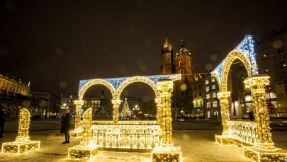 Ruszył montaż świątecznej iluminacji w Krakowie. Po raz kolejny motywy wawelskie 
