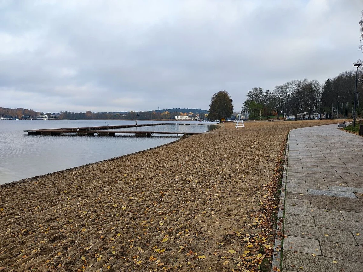 Olsztyński ratusz poinformował, że zakończył się generalny remont molo na plaży miejskiej nad jeziorem Ukiel.