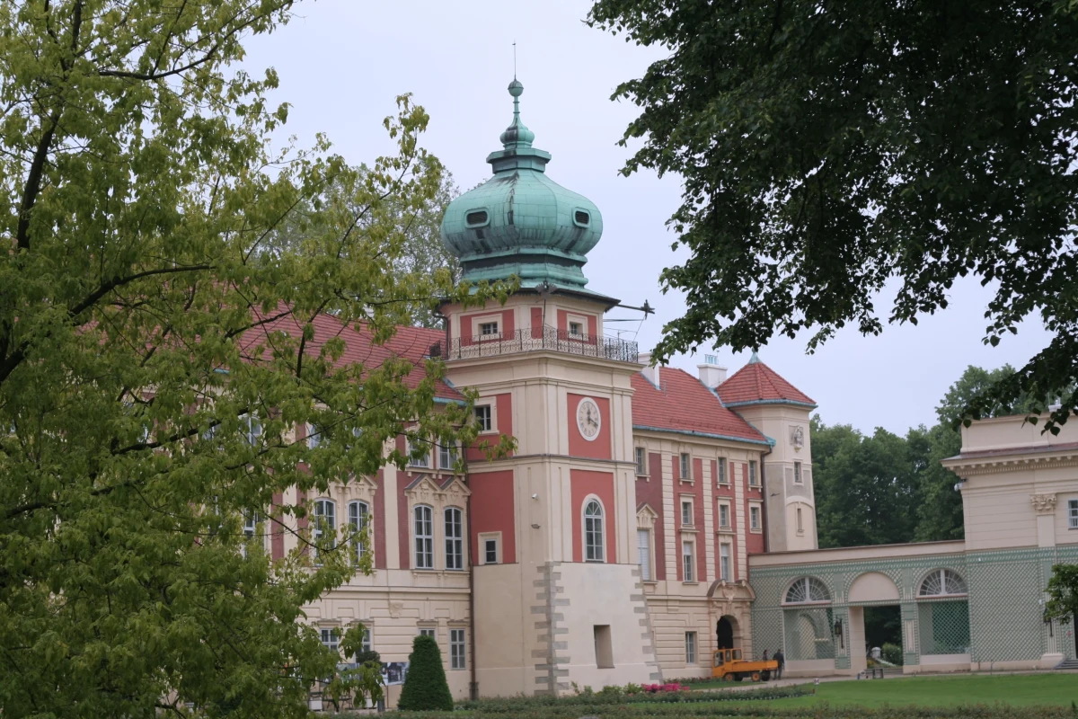 Muzeum - Zamek w Łańcucie wcześniej niż w poprzednich latach kończy sezon turystyczny. Większość ekspozycji na terenie słynnej rezydencji Lubomirskich i Potockich nie będzie dostępna dla zwiedzających od 16 listopada do 14 stycznia 2024 r. 