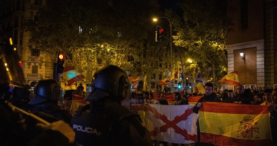 Co najmniej kilka tysięcy osób zebrało się tego wieczoru przed siedzibą hiszpańskiej partii socjalistycznej PSOE w Madrycie. Protestujący domagają się ustąpienia wybranego w lipcowych, wcześniejszych wyborach premiera Pedro Sancheza. Szef hiszpańskiego rządu w zamian za poparcie jego gabinetu - zniósł odpowiedzialność karną dla separatystów z Katalonii. 