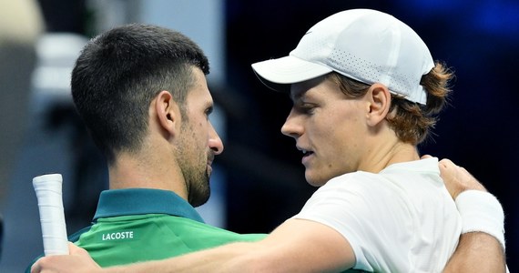 ​Novak Djoković przegrał z Włochem Yannickiem Sinnerem 5:7, 7:6 (7-5), 6:7 (2-7) w swoim drugim meczu grupowym turnieju ATP Finals w Turynie. Wcześniej serbski tenisista w trzech setach wygrał z Duńczykiem Holgerem Rune, a w czwartek zmierzy się z Hubertem Hurkaczem.