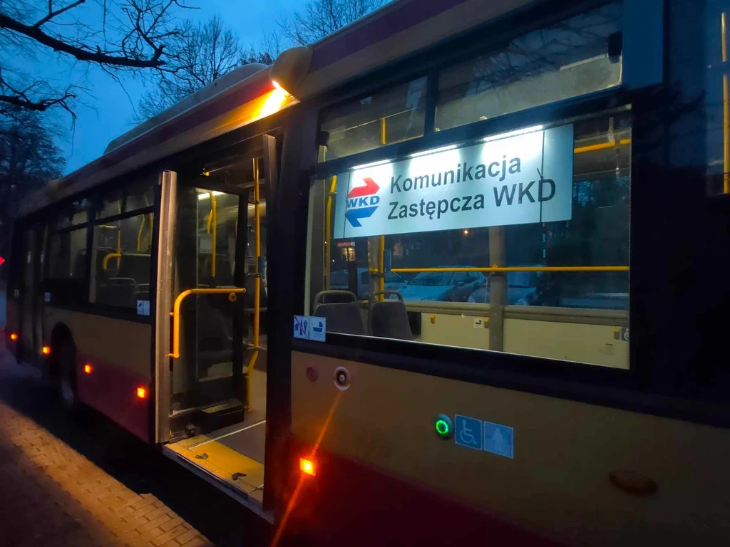 Zastępczy autobus WKD w Podkowie Leśnej