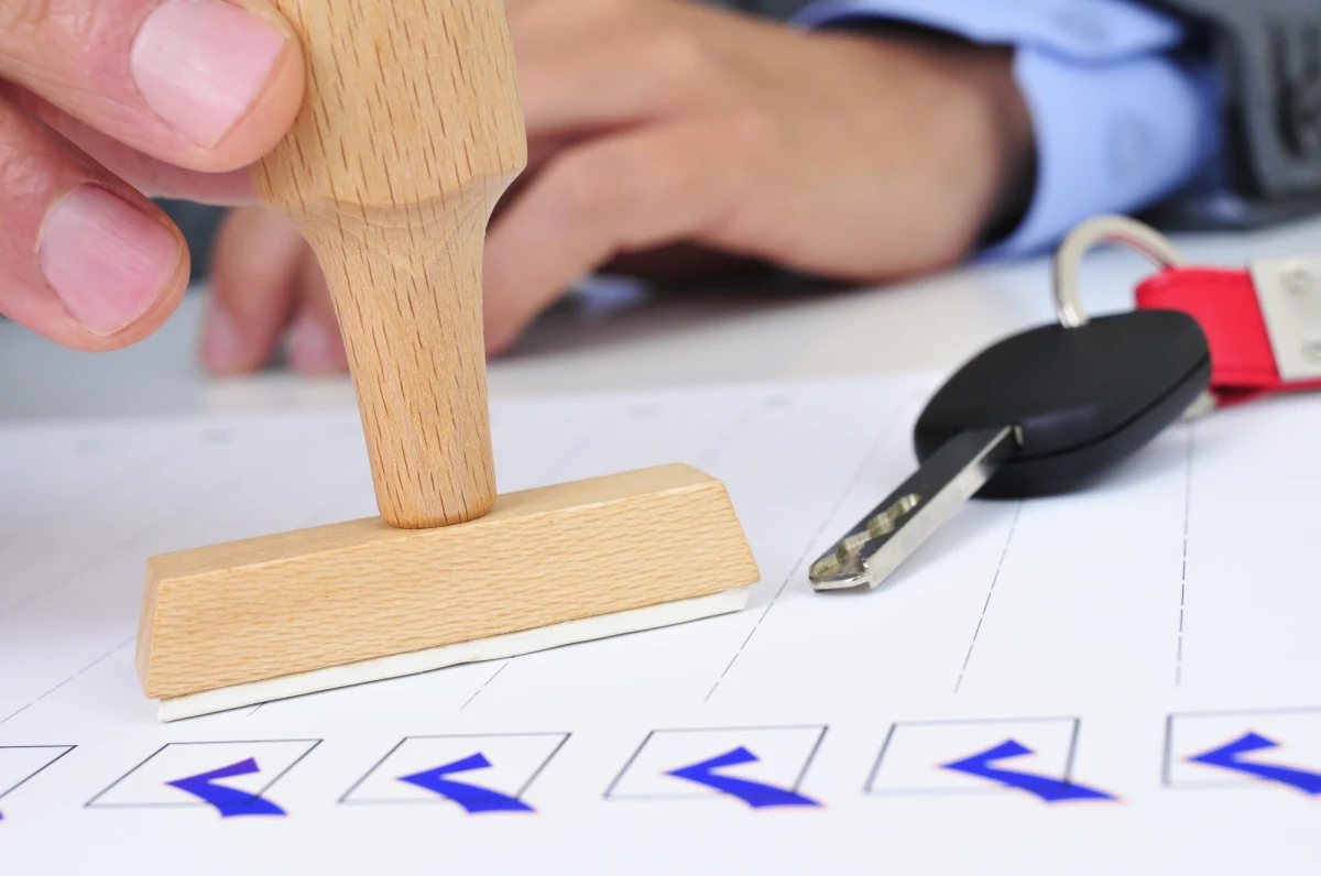 Do niecodziennej sytuacji doszło we włoskim Bolzano. Podczas egzaminu na prawo jazdy mężczyzna połknął mikrosłuchawkę, gdy został przyłapany jak ktoś podpowiadał mu przez nią odpowiedzi. 