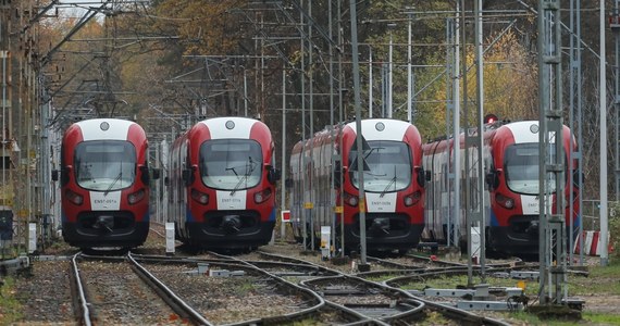 Pasażerowie korzystający z Warszawskiej Kolei Dojazdowej mieli od rana problemy z dojazdem do pracy, na uczelnię, czy do szkoły. Od godziny 6 do 8 strajkowali  maszyniści. Ruch pociągów był wstrzymany. Utrudnienia związane z protestem mogą potrwać nawet do południa. 