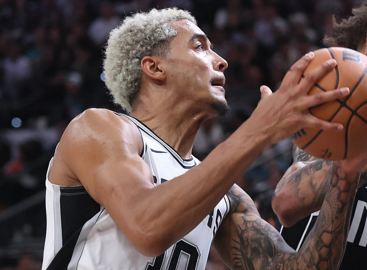 Jeremy Sochan zdobył dziewięć punktów dla San Antonio Spurs, a jego drużyna przegrała na wyjeździe z Oklahoma City Thunder 87:123 w meczu ligi NBA. To była szósta z rzędu porażka koszykarzy z Teksasu.