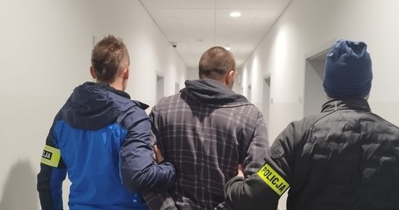 Policja zatrzymała w Lublinie Tomasa C. – Czecha poszukiwanego Europejskim Nakazem Aresztowania, który został skazany na 5,5 roku więzienia za wspieranie i propagowanie terroryzmu. Mężczyznę, który ukrywał się przed organami ścigania, czeka teraz ekstradycja. 