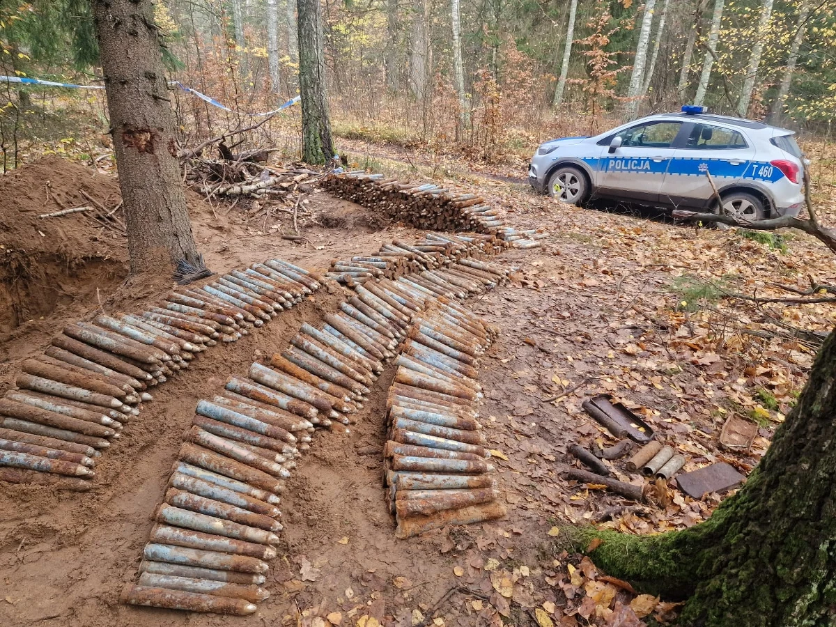 W lesie w miejscowości Fuleda koło Giżycka znaleziono ponad 2300 pocisków artyleryjskich. Arsenał pochodzi z czasów II wojny światowej. Saperzy wciąż sprawdzają teren, ponieważ niewybuchów może być więcej.