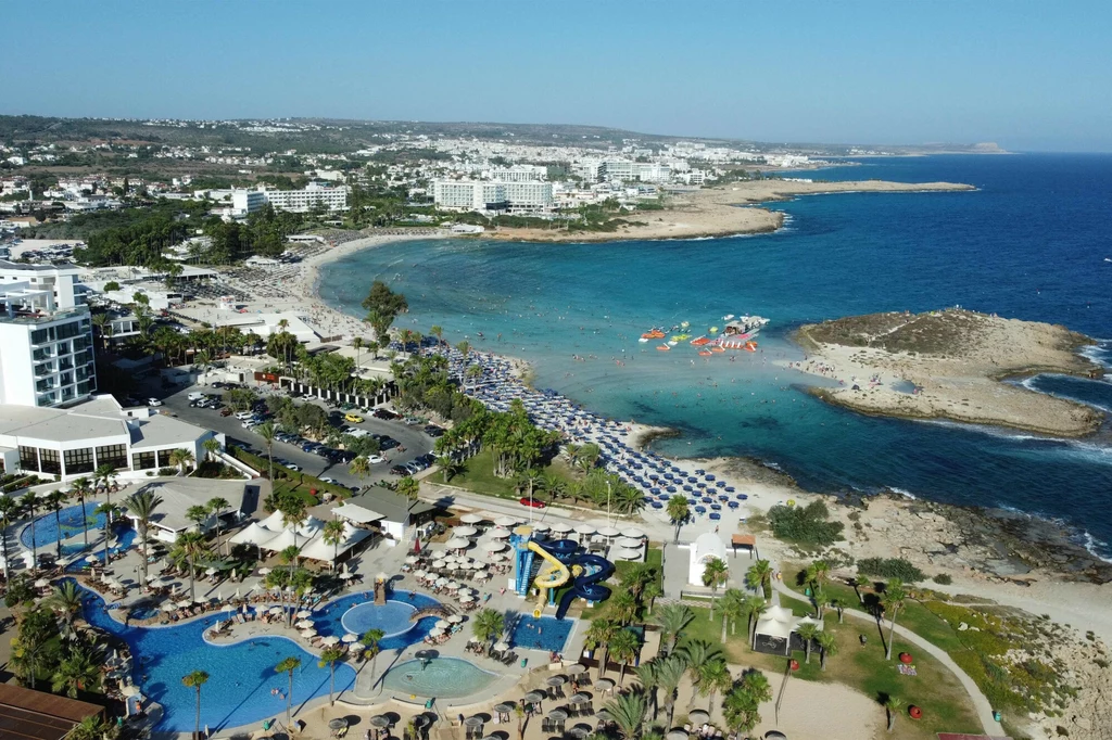 Plaża Nissi w Ayia Napa na Cyprze. Położona na Morzu Śródziemnym wyspa jest popularnym celem turystów