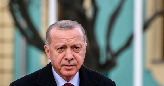 "Twój koniec nadejdzie wkrótce, niezależnie od tego, czy masz broń atomową, czy nie" - zwrócił się prezydent Turcji Recep Tayyip Erdogan do premiera Izraela Benjamina Netanjahu. Erdogan wygłosił przemówienie do parlamentarzystów z rządzącej w kraju Partii Sprawiedliwości i Rozwoju (AKP). 
