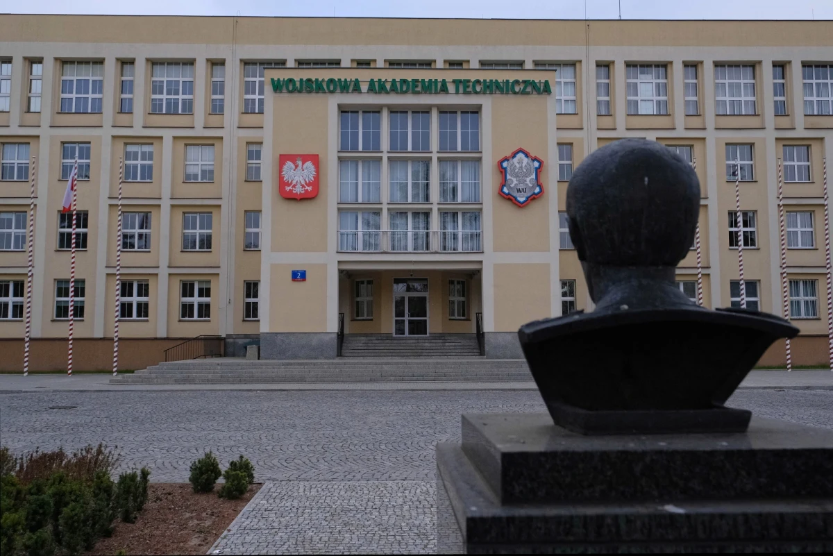 Żandarmeria Wojskowa zatrzymała 8 podchorążych Wojskowej Akademii Technicznej. Odpowiedzą oni za oszukiwanie na egzaminie z języka angielskiego. Usłyszeli już zarzuty. 