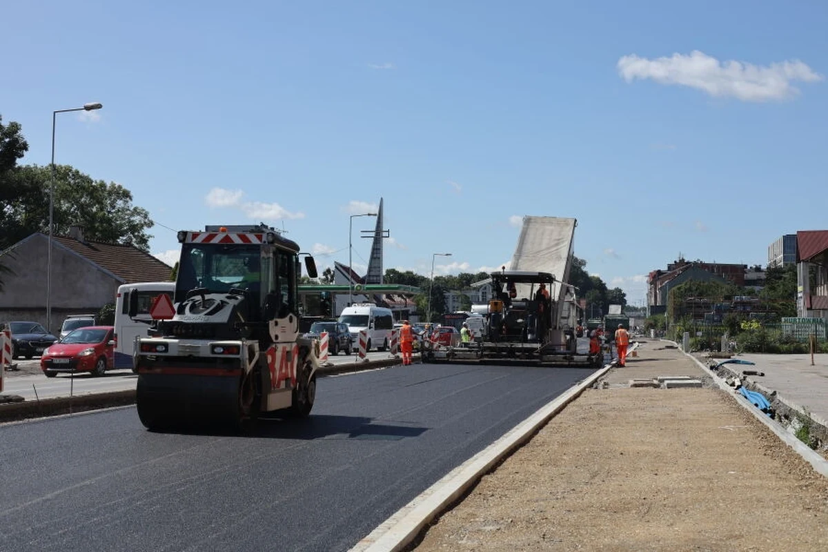 Rozbudowa alei 29 Listopada zmierza ku końcowi. 17 listopada (piątek) rozpocznie się asfaltowanie odcinka od ul. Woronicza do ul. Powstańców, a 21 listopada (wtorek)  – odcinka od ul. Powstańców do ul. ks. Meiera. To oznacza zmiany w organizacji ruchu drogowego.