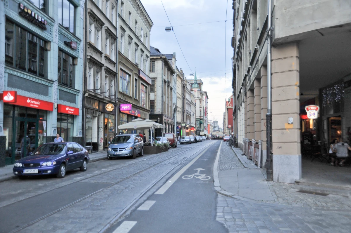 Do awarii wodociągu doszło w środę na ulicy Ruskiej w centrum Wrocławiu. Na jezdni stoi woda. Część tramwajów skierowano na objazdy.