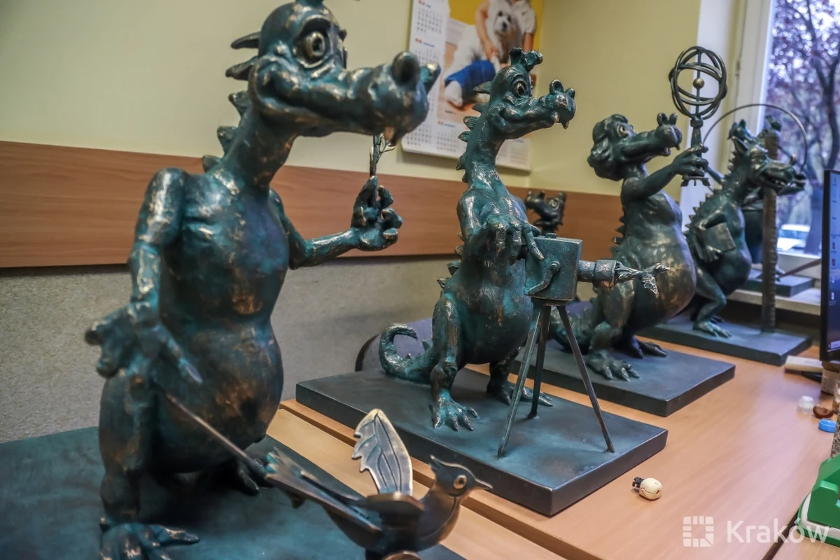 W przyszłym tygodniu rozpocznie się montaż sześciu figurek smoków w przestrzeni miejskiej Krakowa, które mają tworzyć tzw. smoczy szlak – poinformował krakowski magistrat. Jak wyjaśniono, krakowski smoczy szlak, nawiązujący do szlaku z figurkami krasnali we Wrocławiu, to realizacja jednego ze zwycięskich projektów budżetu obywatelskiego miasta.