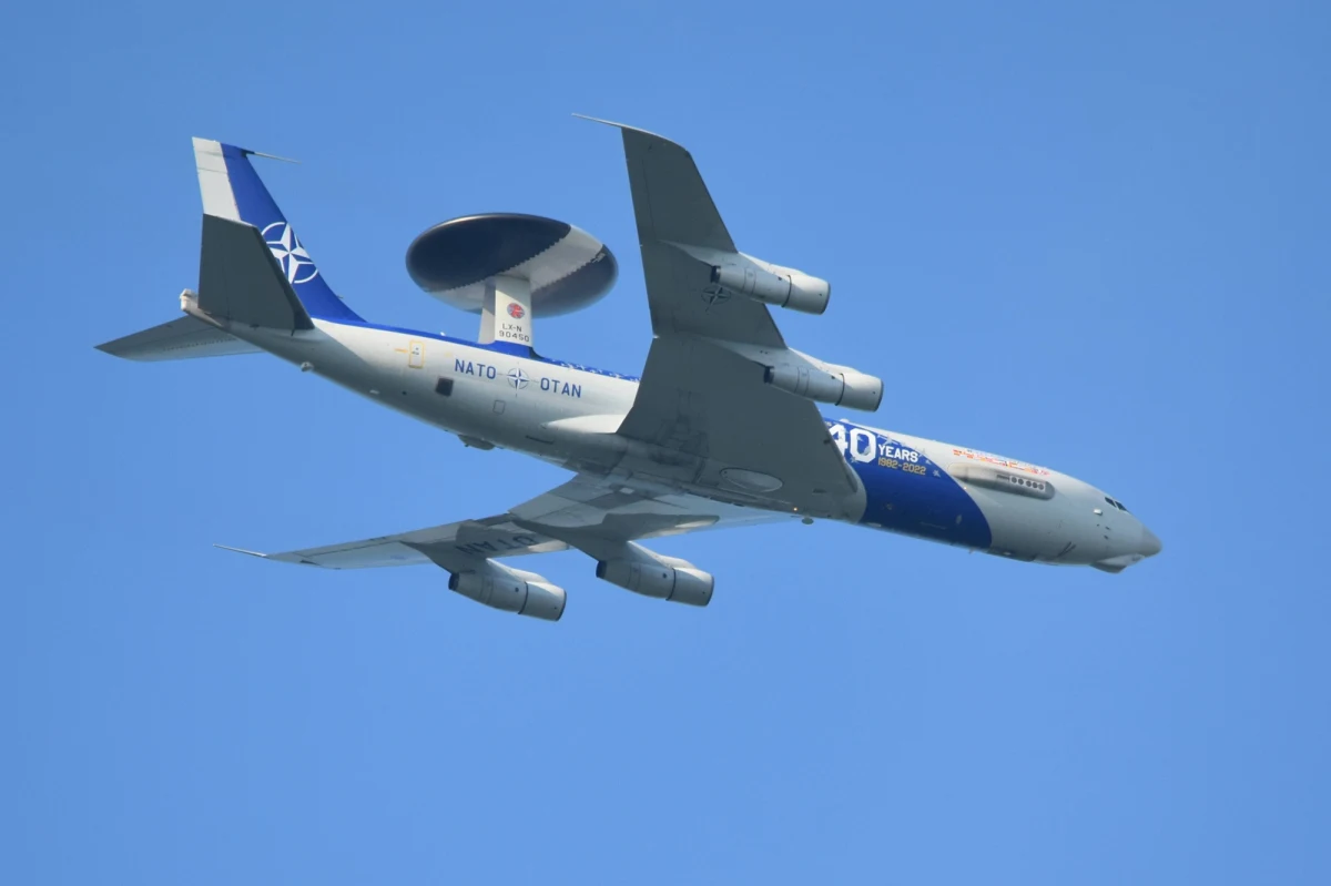 NATO się modernizuje. Sojusz Północnoatlantycki poinformował, że starzejąca się flota samolotów obserwacyjnych AWACS, służąca od czasów zimnej wojny w latach 80. XX wieku, zostanie zastąpiona przystosowaną do celów wojskowych komercyjną wersją odrzutowca Boeing 737.