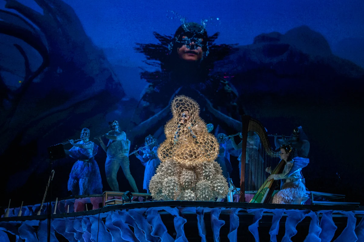 Już w sobotę Björk zagra w Krakowie. Koncert islandzkiej piosenkarki obejrzeć i usłyszeć będzie można w Tauron Arenie. Występ będzie częścią wielkiej trasy koncertowej Cornucopia arena tour.