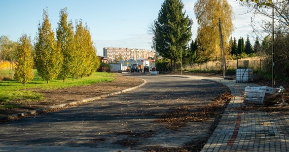 Zakończyła się przebudowa kolejnego odcinka ul. Wyspiańskiego w Rzeszowie. Jezdnia została poszerzona do dwóch pasów ruchu, wybudowano chodnik i wymieniono oświetlenie.