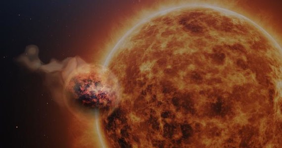 Teleskop Kosmiczny Jamesa Webba (JWST) odkrył w atmosferze niezbyt odległej planety pozasłonecznej ślady pary wodnej i dwutlenku siarki, dostrzegł też chmury piasku. Nie znalazł natomiast metanu. Wyniki obserwacji gazowej planety WASP-107b, krążącej wokół gwiazdy nieco mniej masywnej i nieco chłodniejszej od Słońca opublikował na łamach czasopisma "Nature" międzynarodowy zespół naukowców. Badacze z 12 krajów, pracujący pod kierunkiem naukowców z Katholieke Universiteit Leuven w Belgii, po raz pierwszy potwierdzili na takiej planecie obecność chmur z silną zawartością krzemianów.