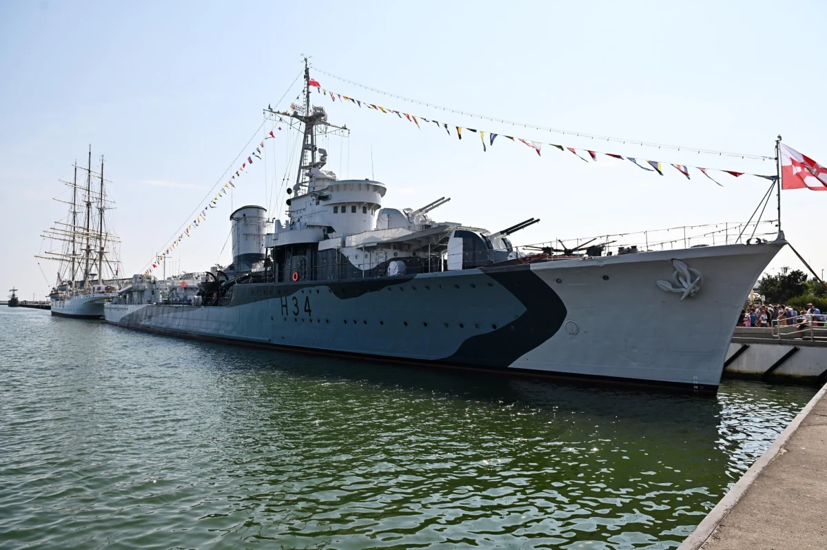 Najsłynniejszy polski okręt wojenny, zarazem popularny obiekt muzealny, ORP Błyskawica opuści w czwartek (16.11) nabrzeże przy Basenie Prezydenta w Gdyni. Okręt zostanie odholowany do Portu Wojennego. Akcja ma związek z transportem okrętu podwodnego – wycofanego ze służby ORP Sokół – który stanie przed Muzeum Marynarki Wojennej i zostanie udostępniony do zwiedzania. Transport okrętu podwodnego potrwa około tygodnia.