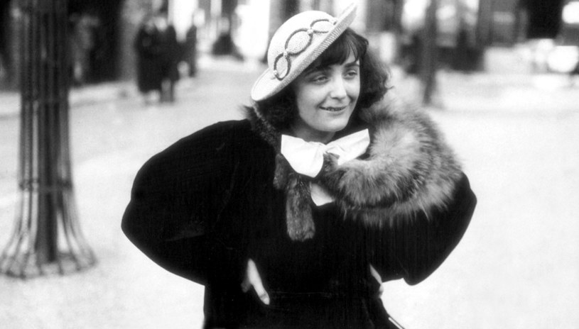 Ponad 60 lat po śmierci "Wróbelka Paryża", jak zwykło się nazywać Edith Piaf, artystka ożyje na ekranie. Stanie się tak dzięki, wzbudzającej kontrowersje sztucznej inteligencji. Jak poinformowała wytwórnia Warner Music, AI posłuży do wygenerowania cyfrowego wizerunku gwiazdy, włącznie z jej głosem, które następnie zostaną wykorzystane w biograficznej animacji poświęconej francuskiej śpiewaczce. Narratorką produkcji zatytułowanej "Edith" będzie sama artystka.