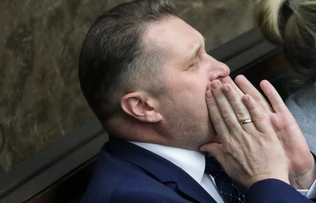 Od kilku dni testujemy działanie unikalnego systemu ustrojowego - władzę sprawuje rząd, który jest w opozycji do większości sejmowej, a jednocześnie tworzy się nawet nie jeden, ale dwa rządy. Rządzi ten, który może być w każdej chwili przegłosowany, a partiom mającym większość, podsyła w ostatniej chwili projekty ustaw, których nie da się odrzucić.