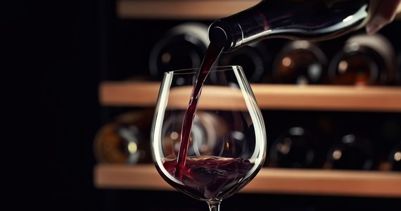 Narodowa katastrofa! Tak część francuskich mediów komentuje rozpoczynającą się likwidację blisko 10 tys. hektarów winnic w rejonie Bordeaux. Powodem jest m.in. spadek popytu na sławne czerwone wino z południowo-zachodniej Francji.