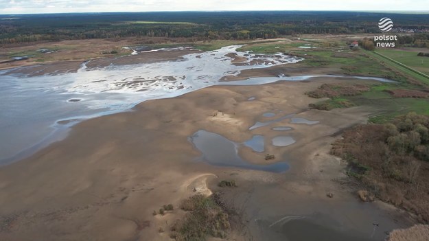 Wygląda jak drastyczny obraz suszy, ale wszystko jest pod kontrolą. Poziom wody w Jeziorze Dużym na Opolszczyźnie spadł w ostatnim czasie o dwa metry. To planowany zrzut wody, wykonywany stopniowo, by jak najmniej zaszkodzić żyjącym tam gatunkom zwierząt. Zdjęcia robią wrażenie. Maciej Krzemiński.