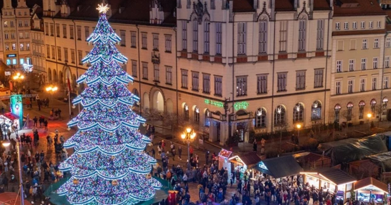 Na wrocławskim rynku słychać dźwięki wiertarek i młotków. To za sprawą trwającej tam budowy Jarmarku Bożonarodzeniowego. W tym roku będzie na nim kilka nowości - mówi organizator Mariusz Gurgul.