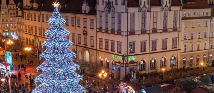 Na wrocławskim rynku słychać dźwięki wiertarek i młotków. To za sprawą trwającej tam budowy Jarmarku Bożonarodzeniowego. W tym roku będzie na nim kilka nowości - mówi organizator Mariusz Gurgul.