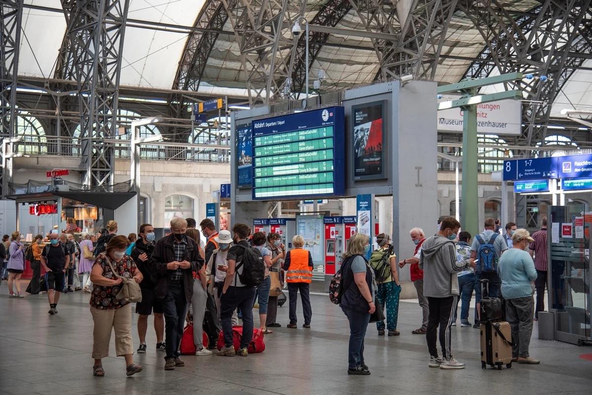 Poważne utrudnienia czekają pasażerów niemieckich kolei. Dziś wieczorem rozpocznie się trwający niemal dobę strajk ostrzegawczy maszynistów. Związkowcy domagają się podwyżek, ale ponieważ zamiast rozmów wybrali strajk, przewoźnik odwołał planowaną na ten tydzień turę negocjacji. W związku z manifestacją za naszą zachodnią granicą, ucierpią też polscy pasażerowie.