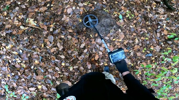 Jak na spacer, to zawsze z wykrywaczem metalu. Detektoryści, oprócz poszukiwania skarbów, cenią sobie też kontakt z naturą. Członkowie oficjalnych stowarzyszeń współpracują z nadleśnictwami, a nawet z policją. Jesień to dla nich najlepszy czas wędrówki po lasach. Marcin Szumowski.