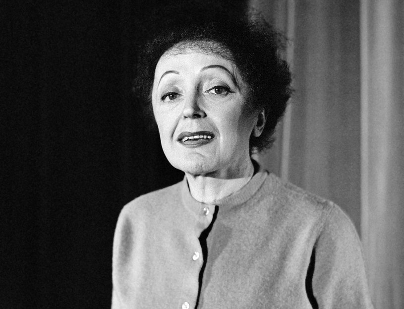 Ponad 60 lat po śmierci “Wróbelka Paryża”, jak zwykło się nazywać Edith Piaf, artystka ożyje na ekranie. Stanie się tak dzięki, wzbudzającej kontrowersje sztucznej inteligencji. Jak poinformowała wytwórnia Warner Music, AI posłuży do wygenerowania cyfrowego wizerunku gwiazdy, włącznie z jej głosem, które następnie zostaną wykorzystane w biograficznej animacji poświęconej francuskiej śpiewaczce. Narratorką produkcji zatytułowanej "Edith" będzie sama artystka.