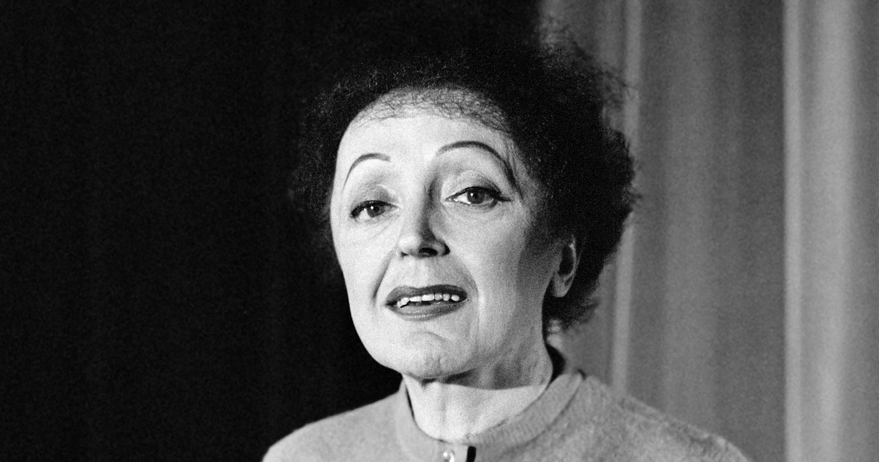 Ponad 60 lat po śmierci “Wróbelka Paryża”, jak zwykło się nazywać Edith Piaf, artystka ożyje na ekranie. Stanie się tak dzięki, wzbudzającej kontrowersje sztucznej inteligencji. Jak poinformowała wytwórnia Warner Music, AI posłuży do wygenerowania cyfrowego wizerunku gwiazdy, włącznie z jej głosem, które następnie zostaną wykorzystane w biograficznej animacji poświęconej francuskiej śpiewaczce. Narratorką produkcji zatytułowanej "Edith" będzie sama artystka.