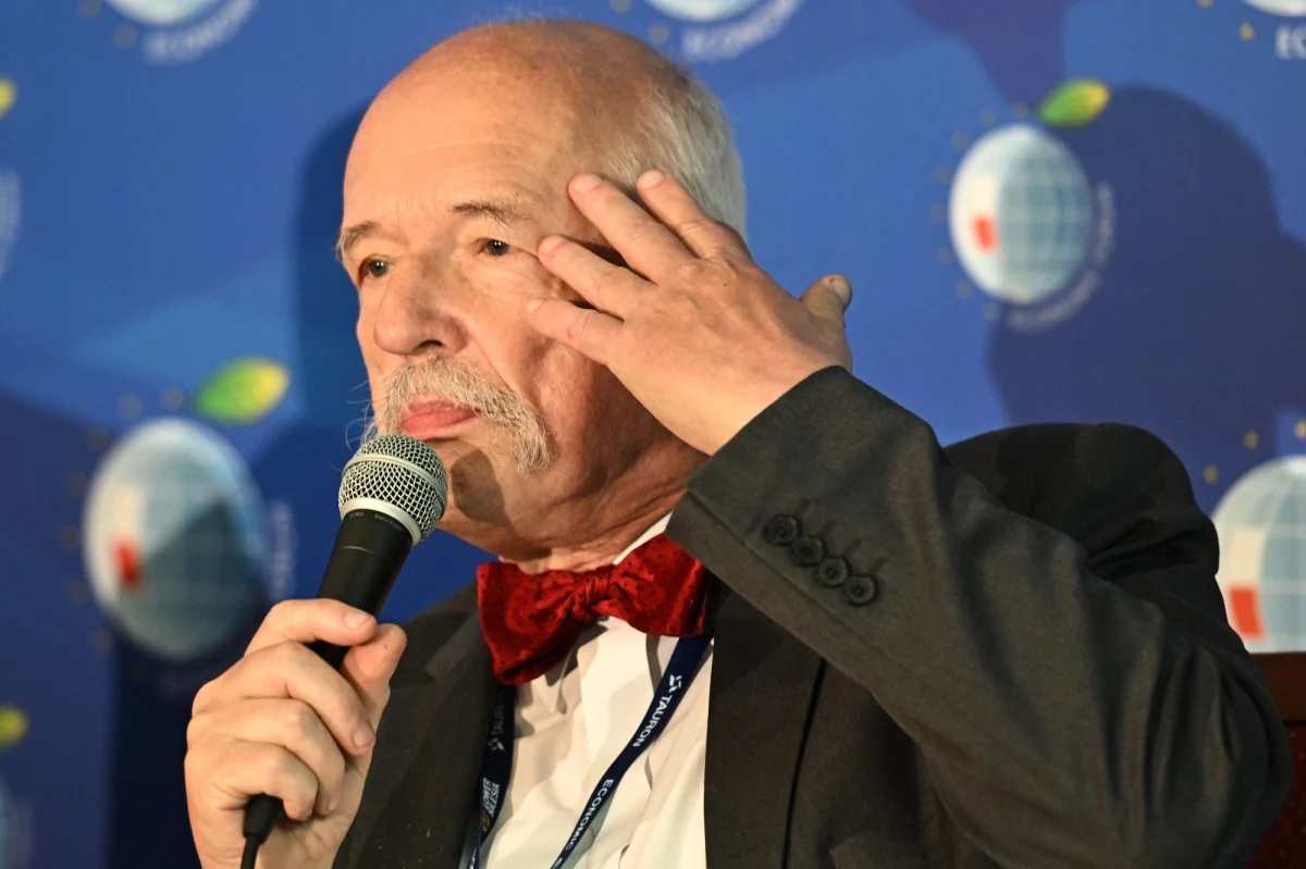 Janusz Korwin-Mikke trafił do szpitala. Polityk napisał na platformie X, że ma zapalenie trzustki. "Jestem pod dobrą opieką " - przekazał.