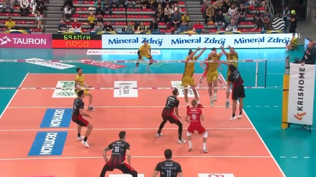 Fragmenty meczu PSG Stal Nysa – Asseco Resovia Rzeszów 2:3 (24:26, 25:22, 25:21, 17:25, 11:15) - siatkówka, PlusLiga 2023/2024 - 6. kolejka. MVP: Torey DeFalco (19/31 = 61% skuteczności w ataku + 3 bloki).