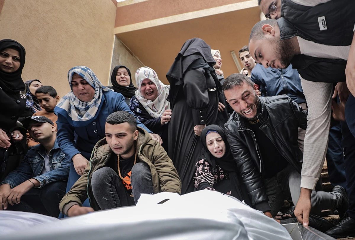 Izraelska armia (IDF) opuszcza kompleks szpitalny Al-Szifa w Gazie. W środku znaleziono sprzęt i "infrastrukturę należącą do terrorystów". Na dziedzińcu szpitala miało dojść do wymiany ognia między siłami izraelskimi i bojownikami Hamasu. Operacja w największej placówce medycznej enklawy budzi poważne zaniepokojenie na arenie międzynarodowej. Biały Dom przekazał, że nie dał "zielonego światła" na interwencję w budynku, w którym ciągle przebywają pacjenci.