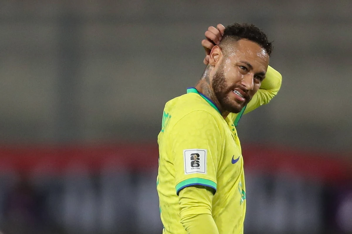 Neymar został oskarżony przez byłą pracownicę domową. Słynny brazylijski piłkarz – według kobiety – miał wykorzystywać jej trudną sytuację i zatrudnić ją "na czarno" na niegodnych warunkach w swoim domu w Bougival pod Paryżem, gdy był zawodnikiem Paris Saint-Germain.