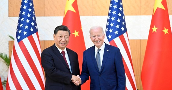 "Musimy zapewnić, by konkurencja z Chinami nie przerodziła się w konflikt" - powiedział prezydent USA Joe Biden podczas spotkania z przewodniczącym ChRL Xi Jinpingiem. Chiński przywódca stwierdził, że rywalizacja między mocarstwami nie musi być "przeważającym trendem". Dodał, że Ziemia jest wystarczająco duża, by zmieściła oba mocarstwa. Rozmowy przywódców i ich delegacji w San Francisco trwały ponad dwie godziny.