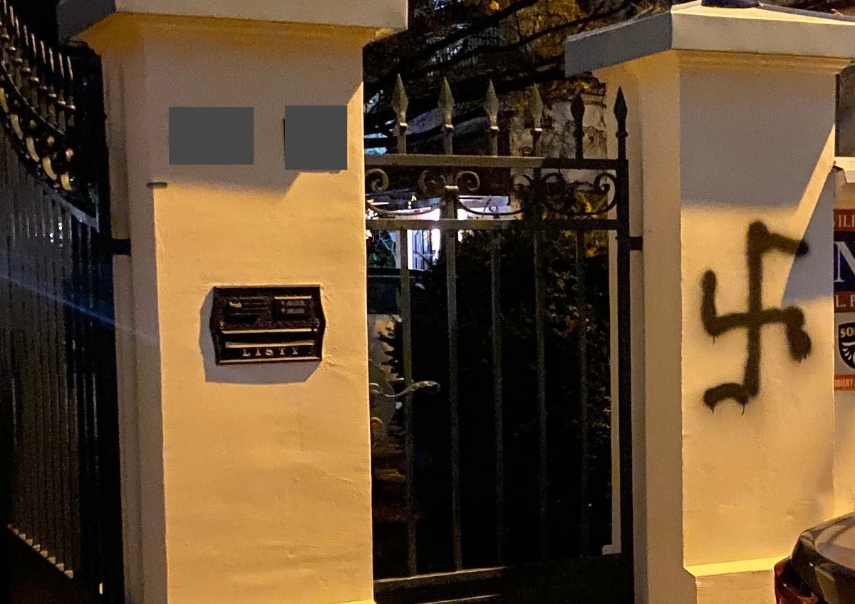 Marszałek Senatu Małgorzata Kidawa-Błońska poinformowała w mediach społecznościowych, że zdewastowano ogrodzenie jej domu. „Ale nie to mnie martwi. Łatwo je odmalować. Zdecydowanie trudniej będzie wyzwolić nas od hejtu, kłamstwa i nienawiści” – podkreśliła.