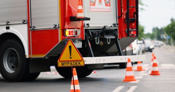Jedna osoba zginęła w czwartek nad ranem w zderzeniu samochodu osobowego z ciężarowym. Do wypadku doszło na drodze krajowej 46 w miejscowości Herby (Śląskie).